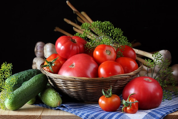 Concombres et tomates sur la table.