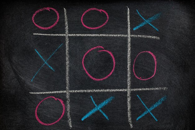 Photo concours de jeu abstrait tic tac toe xo win challecge concept sur tableau noir