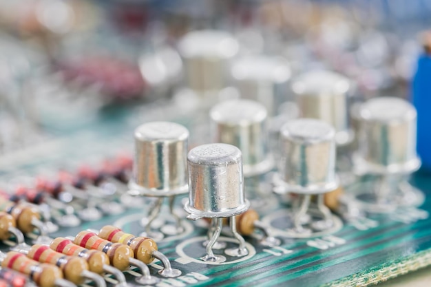 Condensateurs et résistors assemblés sur la carte de circuit imprimé