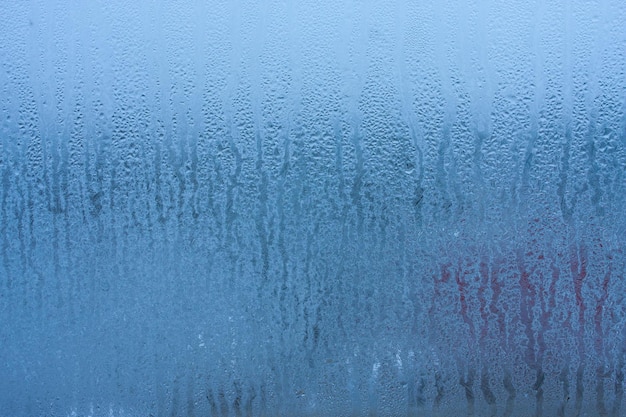Condensation sur le verre d'une fenêtre métalplastique dans une pièce humidité élevée dans la pièce
