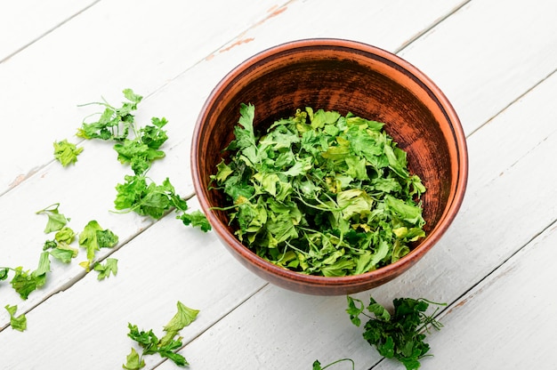 Condiment ou épice à base de persil vert séché.