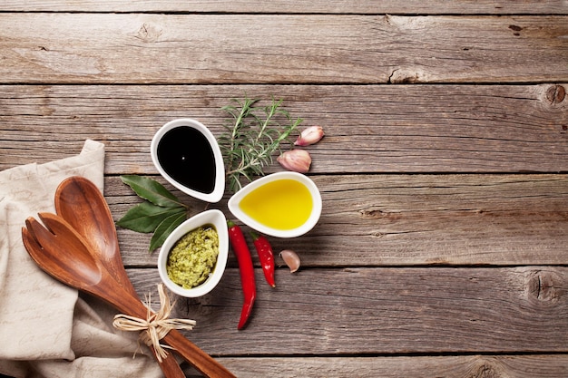 Condiments aux herbes et épices