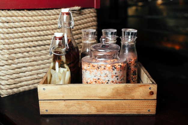 Condiments en boîtes dans une boîte