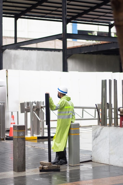 Photo les conditions de divers travailleurs, du transport en ligne à la sécurité sudirman pendant la pluie