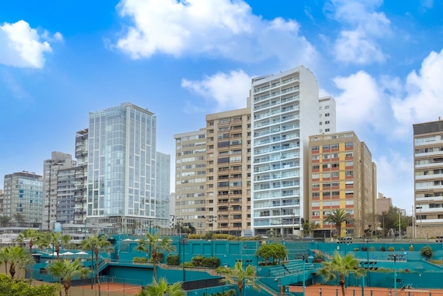 Condominiums de luxe au Pérou situés près de la promenade Miraflores Lima Malecon au bord de l'océan