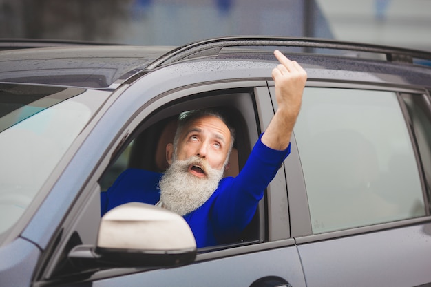 Conducteur en colère dans la voiture