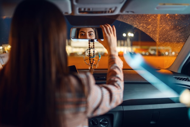 Conducteur dans la nuit, risque de cambrioleur de voiture, criminel, vol. Victime de pirate de l'air dans un véhicule sur un parking. Vol d'automobile, crime d'automobile, détournement