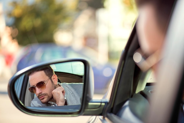 Conducteur dans le rétroviseur