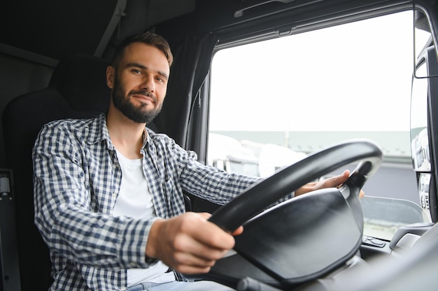 conducteur derrière le volant dans la cabine du camion