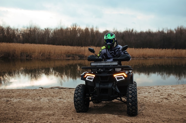 Le conducteur est assis sur un quad