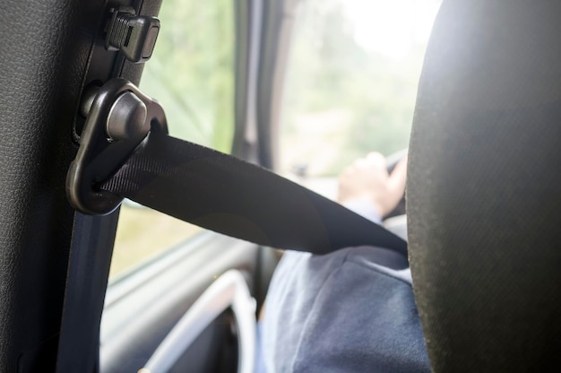 Le conducteur est attaché avec une ceinture de sécurité pendant qu'il conduit la voiture, vue arrière.