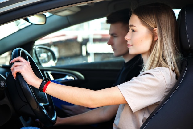 Le conducteur est un instructeur d'auto-école et une étudiante sur une voiture d'examen