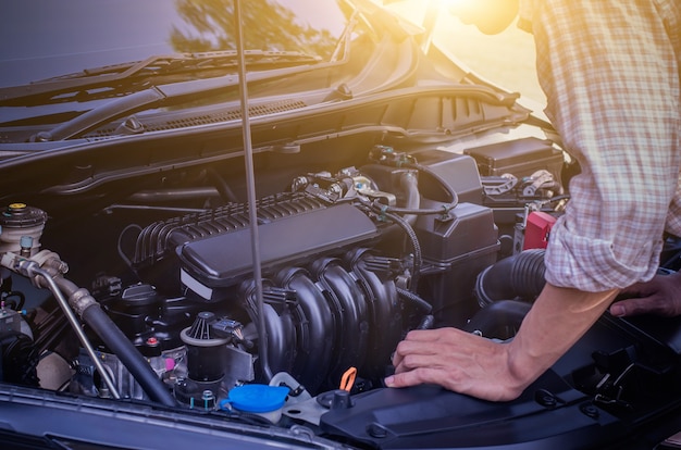 Le conducteur est stressé avec la voiture qui ne démarre pas.