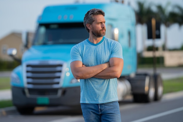 Conducteur d'hommes près de camion camion propriétaire chauffeur de camion près d'un camion camionneur bel homme d'âge moyen