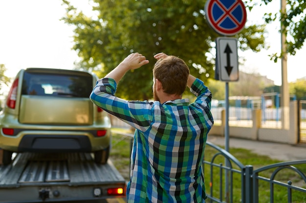 Conducteur inquiet ayant une violation des règles de stationnement inapproprié