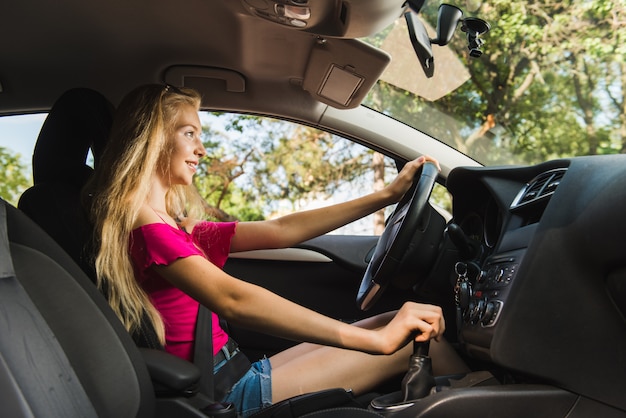 Conducteur à l'intérieur de la voiture