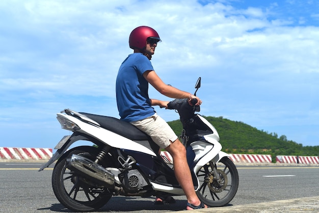 Conducteur de moto de jeune homme conduisant au Vietnam