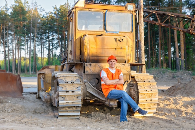 Le conducteur positif de l'équipement lourd repose sur le lieu de travail