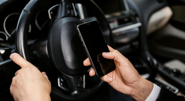 Le conducteur surfe sur Internet en conduisant une voiture