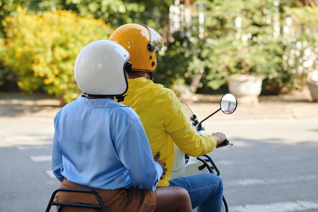 Conducteur de taxi et passager dans la ville