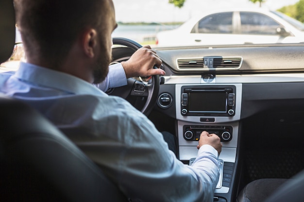 Photo conducteur de tuning radio dans la voiture