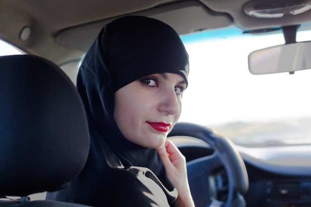 Conducteur de voiture de femme aux Émirats arabes unis Dubaï, conduite de portrait