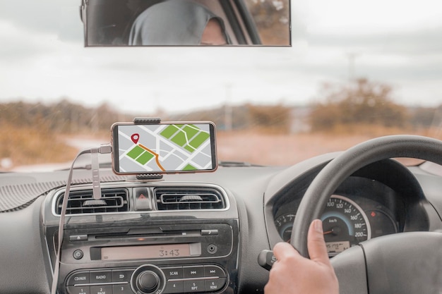 Conducteur de voiture utilisant un téléphone intelligent avec navigation par carte GPS pendant la conduite concept d'application de partage de voiture