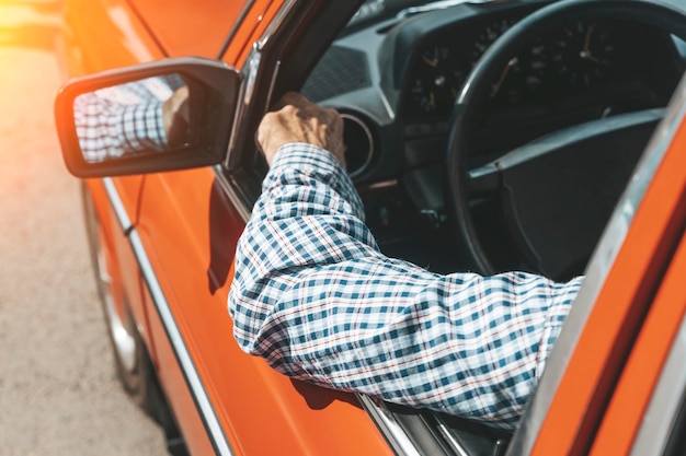 Le conducteur voyage en été dans une voiture d'époque Concept de road trip de vacances vintage Lifestyle