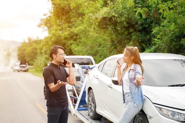 Photo les conducteurs se sont disputés après l'accident avec la compagnie d'assurance qui a vérifié les dommages de la voiture.