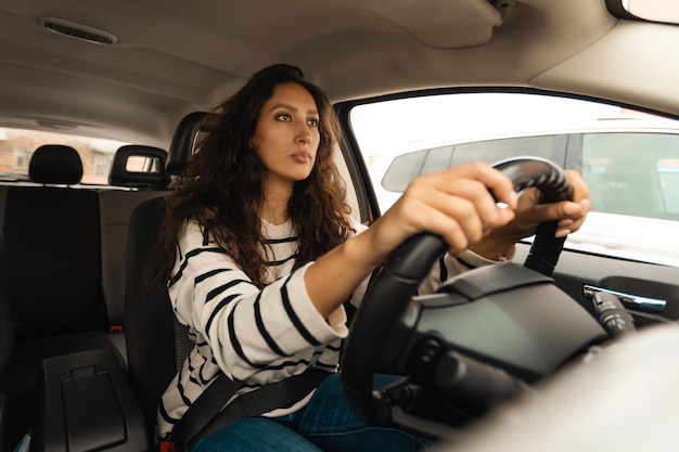 Conductrice arabe conduisant assis dans une nouvelle voiture