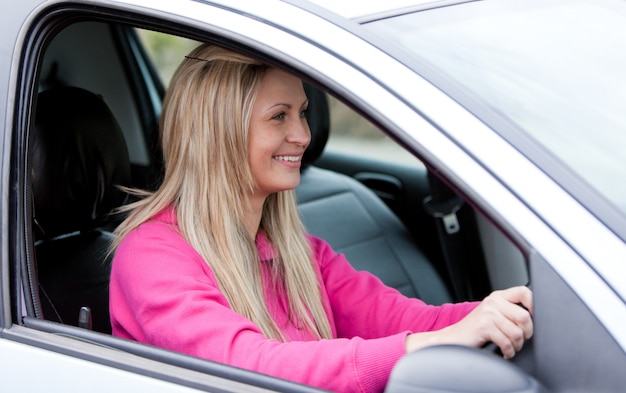 Une conductrice attrayante au volant