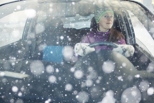 conductrice dans la voiture en hiver