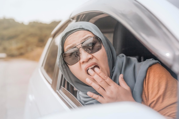 Une conductrice musulmane asiatique a été choquée de voir quelque chose de mauvais devant son accident de voiture sur la route.