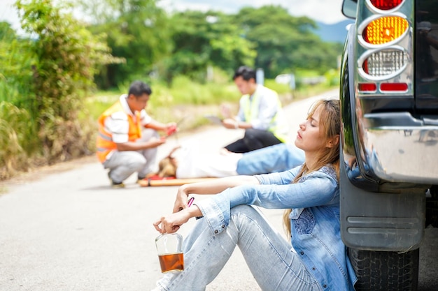 Une conductrice qui a bu de l'alcool et qui a eu un accident a percuté quelqu'un sur la route.