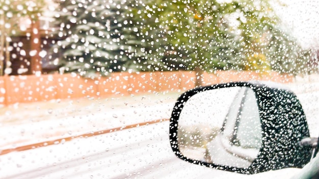 Conduire dans des banlieues nord-américaines typiques lors de la première tempête de neige de la saison.