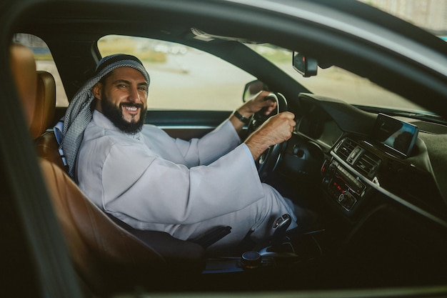 Conduire un homme saoudien conduisant une voiture et se sentant bien
