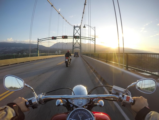 Conduire une moto de croisière sur le pont Lions Gate en direction de North Vancouver