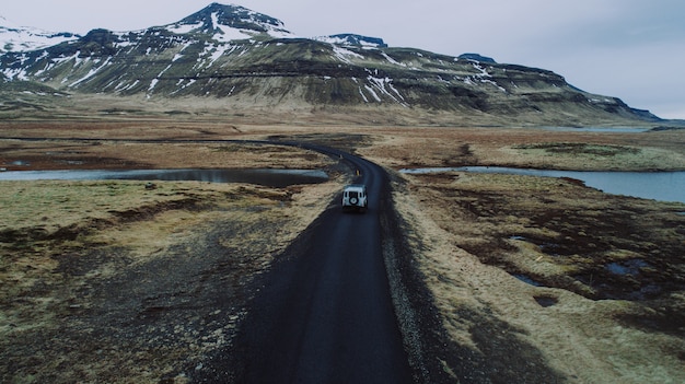 Conduire sur les routes islandaises, explorer l'Islande