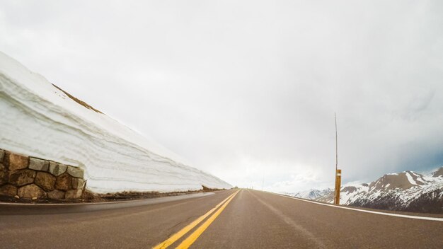 Conduire sur Trail Ridge Road le week-end d'ouverture de la saison dans le parc national des Montagnes Rocheuses.