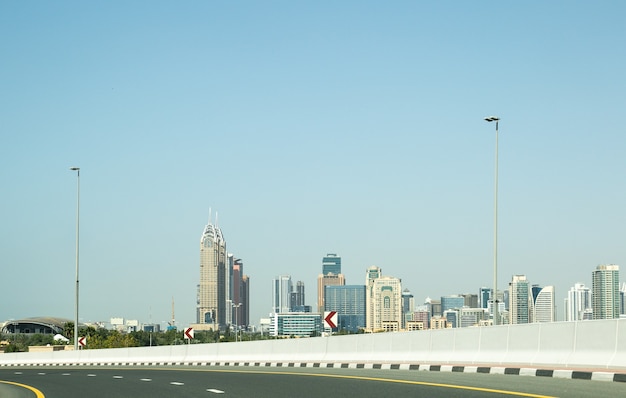 Conduire une voiture dans la grande ville de Dubaï aux Émirats arabes unis avec le trafic sur la route de l'autoroute