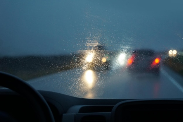 Conduire une voiture dans la perspective du soir d'un conducteur