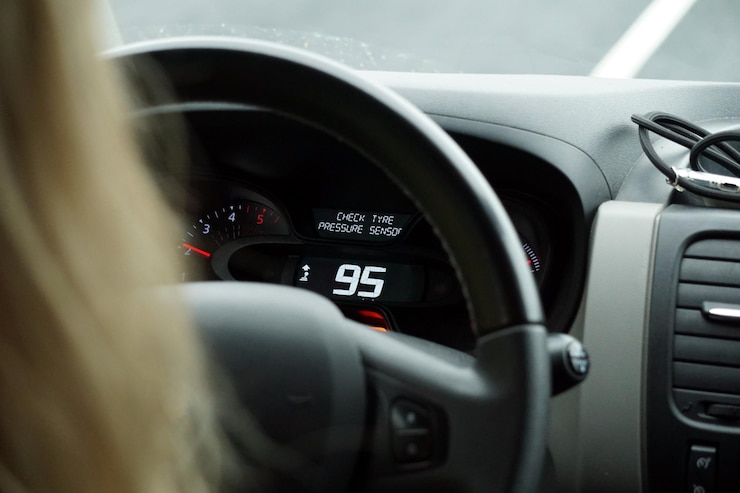 Photo conduire une voiture gros plan sur le volant et le compteur de vitesse