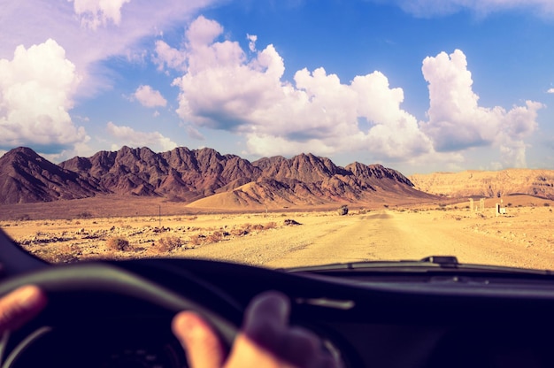 Conduire une voiture sur la route dans le désert La route de Timna Park près d'Eilat Israël