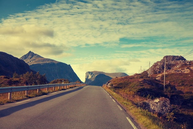 Conduire une voiture sur une route de montagne Nature Norvège Cercle polaire Le chemin vers Nordkapp