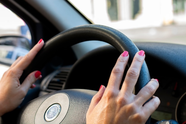 Conduire une voiture à travers la ville