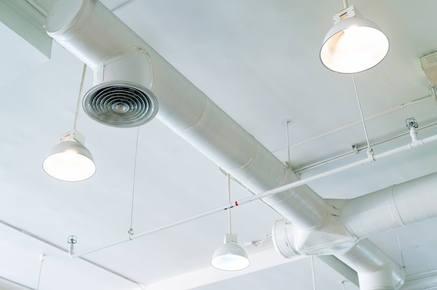 Conduit d'air, système de sécurité automatique de gicleurs d'incendie. Système de gicleurs d'incendie. Concept d'intérieur de bâtiment. Plafonnier lumineux avec lumière ouverte. Concept d'architecture intérieure.