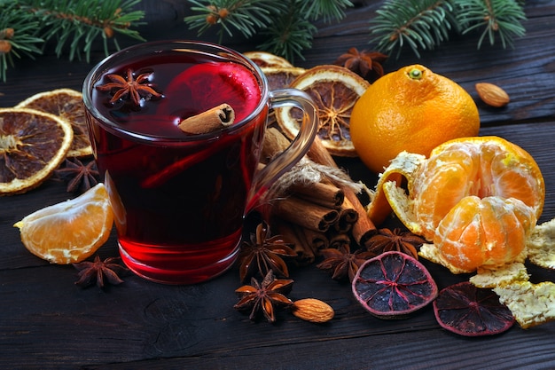 conduit du vin, des épices et des agrumes sur une table en bois.