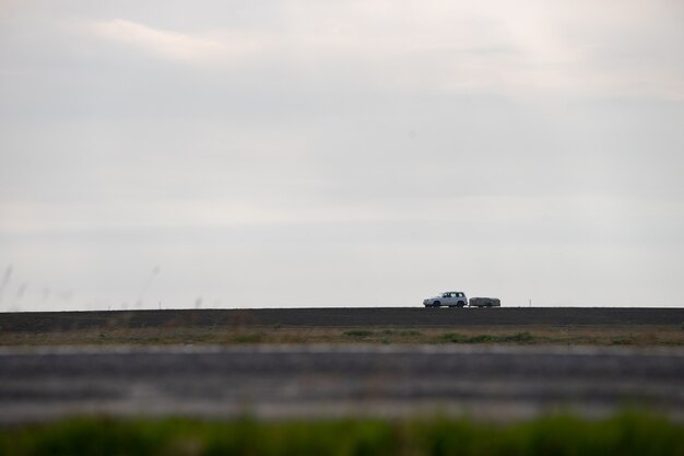 Conduite automobile sur la route floue vide.