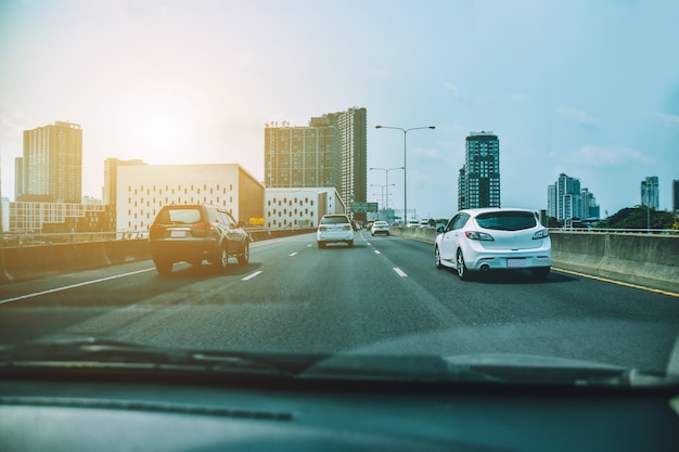 Conduite sur autoroute, voiture garée sur la route et petit siège auto sur la route utilisé pour des trajets quotidiens