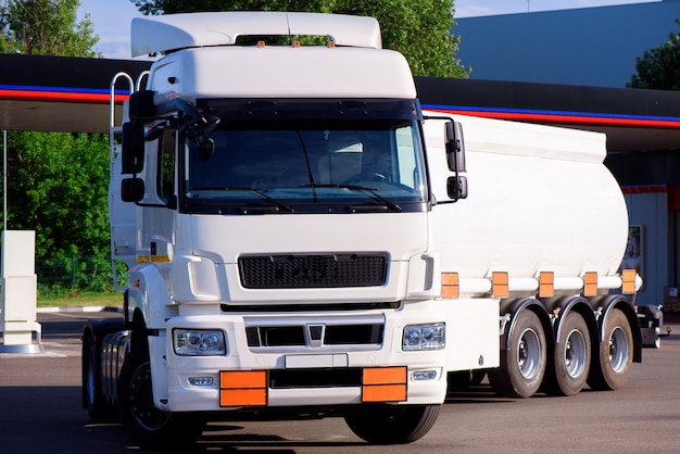 Photo conduite sur chenilles de pétrolier. transport de pétrole et de gaz par camion